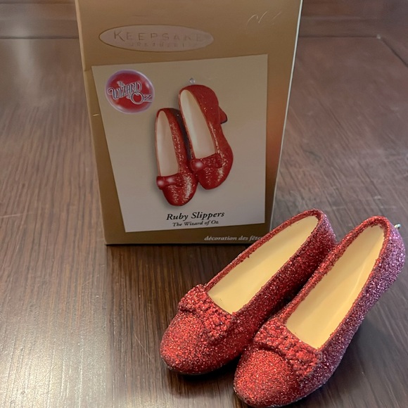 2005, Hallmark, The Wizard of Oz, Ruby Slippers ornament. - Picture 1 of 5